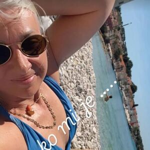 PODELILA FOTKU U KUPAĆEM, OD PRIZORA PADAJU VILICE: Udovica čuvenog pevača u 59. godini zapalila mreže (FOTO)