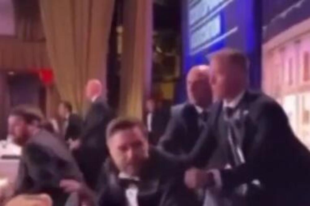 AGENTI ZABORAVILI NA TRAMPA? Šok snimak, umesto PREDSEDNIKA spašavaju NJEGA - ON SEDI KAO GLINENI GOLUB