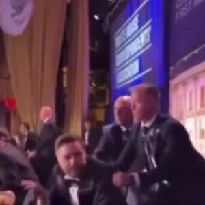 AGENTI ZABORAVILI NA TRAMPA? Novi šok snimak, umesto PREDSEDNIKA spašavaju NJEGA - ON SEDI KAO GLINENI GOLUB