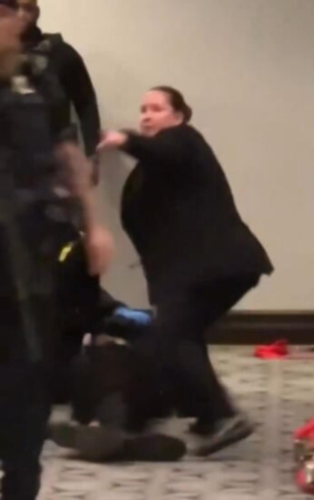 OVA ŽENA JE OBORILA PUCAČA KAO IZ ŠALE! O Trampovoj čuvarki bruje mreže, pogledajte OVAJ POTEZ