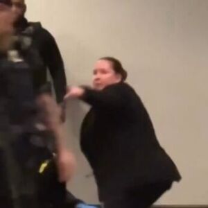 OVA ŽENA JE OBORILA PUCAČA KAO IZ ŠALE! O Trampovoj čuvarki bruje mreže, pogledajte OVAJ POTEZ