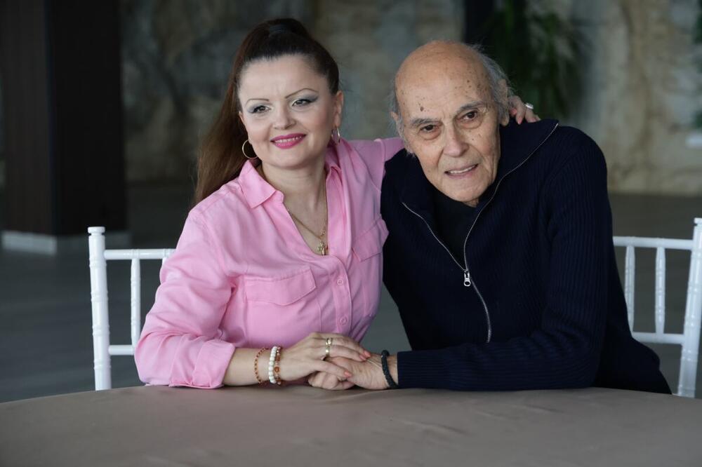 SRBI NE SANJAJU DA JE ONA KUMA MALE CANE: Kažu da je najbogatija na estradi! "Nosim burmu, to je moj simbol"