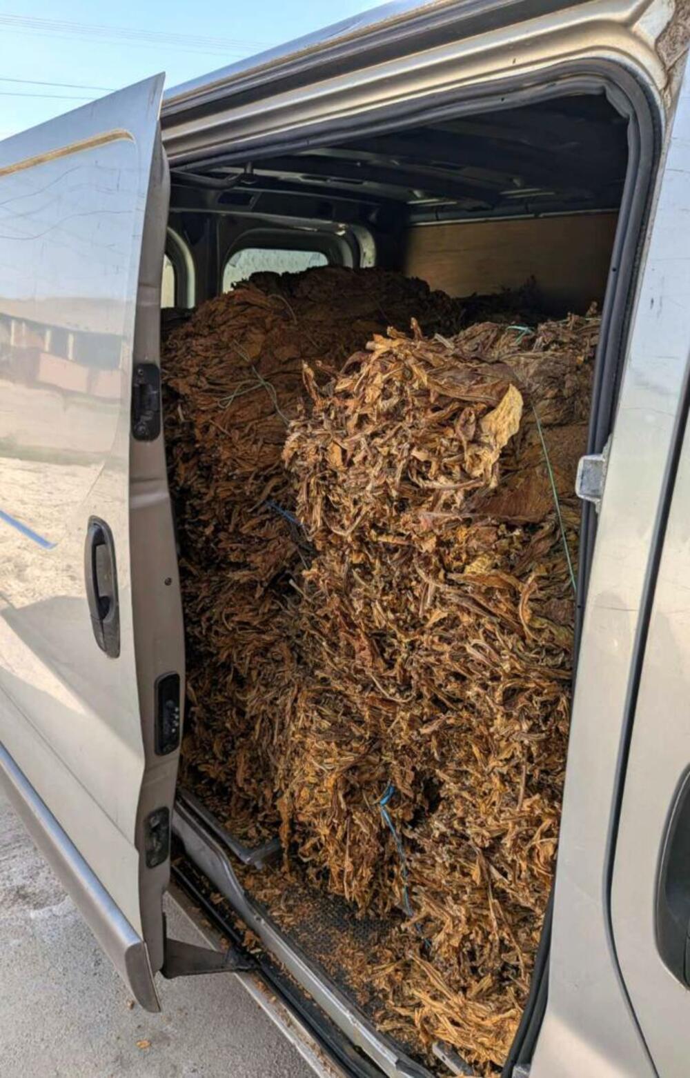 PAO ŠVERCER KOD RUME: Oštetio budžet države za 4,4 MILIONA, policija mu u kombiju pronaška 540 KILOGRAMA DUVANA!