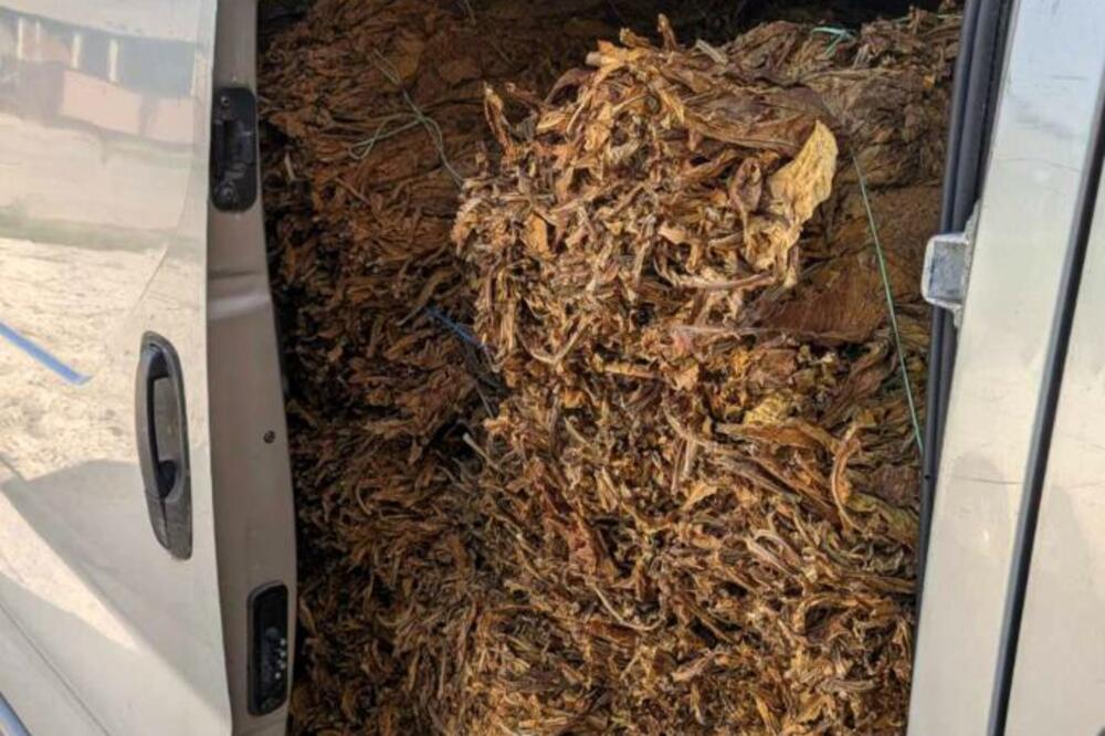 PAO ŠVERCER KOD RUME: Oštetio budžet države za 4,4 MILIONA, policija mu u kombiju pronaška 540 KILOGRAMA DUVANA!