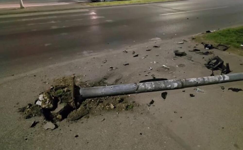 TAKSISTA U NOVOM SADU OBORIO SEMAFOR, PA POBEGAO: Policija traga za vozačem! (VIDEO)