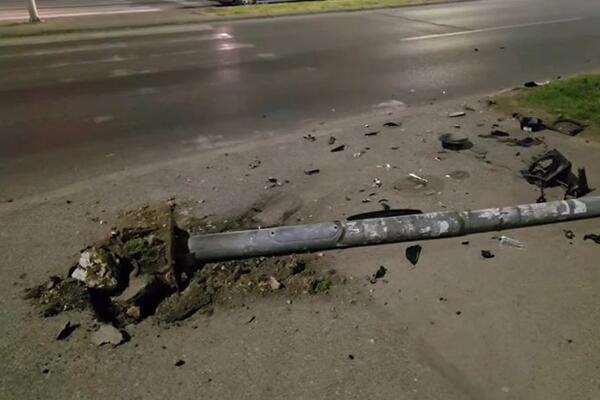 TAKSISTA U NOVOM SADU OBORIO SEMAFOR, PA POBEGAO: Policija traga za vozačem! (VIDEO)