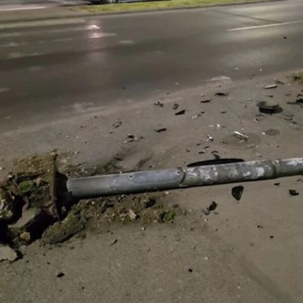 TAKSISTA U NOVOM SADU OBORIO SEMAFOR, PA POBEGAO: Policija traga za vozačem! (VIDEO)