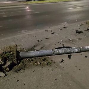 TAKSISTA U NOVOM SADU OBORIO SEMAFOR, PA POBEGAO: Policija traga za vozačem! (VIDEO)