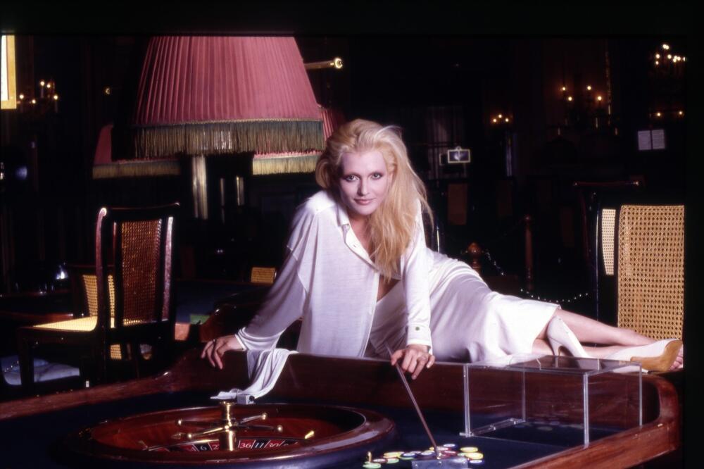 PEVAČICA BILA UDATA ZA NAJBOGATIJEG ČOVEKA NA KOSOVU! Ostavio je zbog ljubomore, a onda je našla 22 godine mlađeg