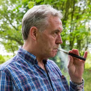 Zbog vejpa pluća "pucaju" kao kokice: Lekari dijagnostikovali novu bolest, bacite ovo u ĐUBRE dok nije kasno!