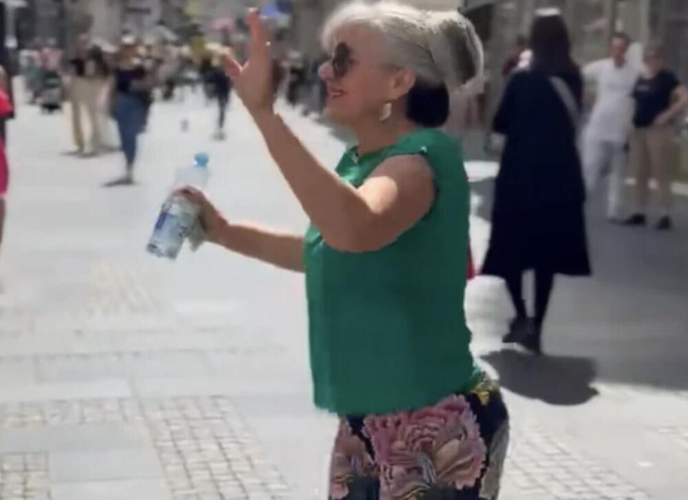ŽENA PRIŠLA ULIČNOJ PEVAČICI U KNEZU I URADILA NEŠTO NESVAKIDAŠNJE: Ljudi gledali u čudu, SVE JE SNIMLJENO (VIDEO)