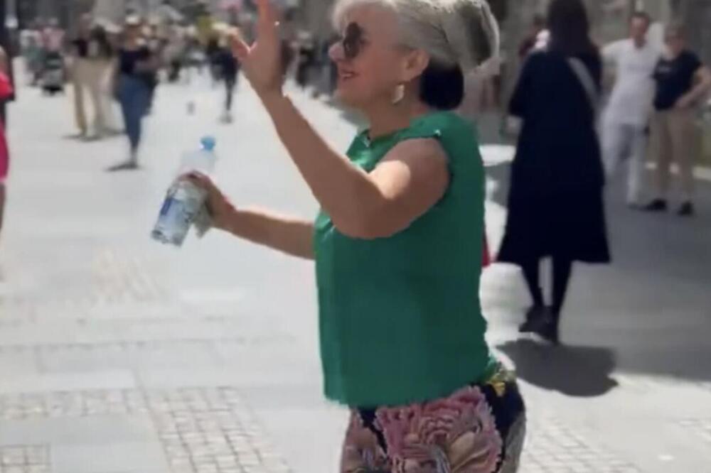ŽENA PRIŠLA ULIČNOJ PEVAČICI U KNEZU I URADILA NEŠTO NESVAKIDAŠNJE: Ljudi gledali u čudu, SVE JE SNIMLJENO (VIDEO)