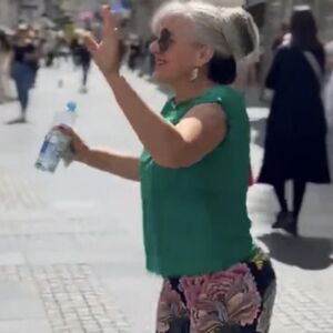 ŽENA PRIŠLA ULIČNOJ PEVAČICI U KNEZU I URADILA NEŠTO NESVAKIDAŠNJE: Ljudi gledali u čudu, SVE JE SNIMLJENO (VIDEO)