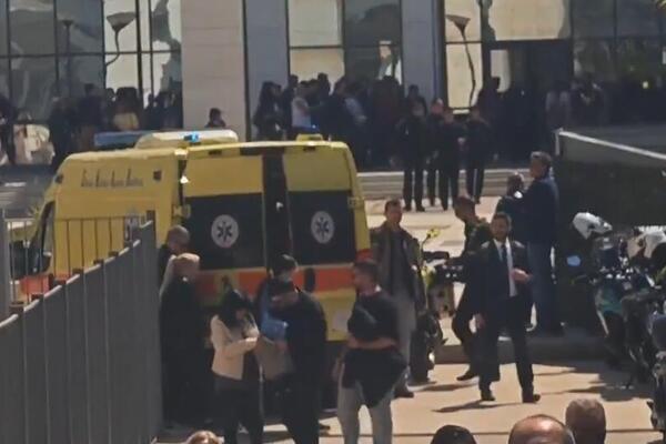 PUCNJAVA U CENTRU ATINE! Deda od 89 godina ranio nekoliko ljudi, pa se dao u bekstvo - OPSADNO STANJE U PRESTONICI