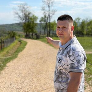 OSTAJU NA DEDOVINI I LEPO ŽIVE: Mladi Dragačevci poručuju samo jedno: "Čekamo vrtić jer je dece sve više" (FOTO)