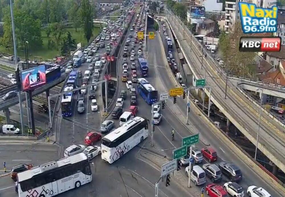 GAZELA, AUTOKOMANDA I PANČEVAC SKROZ ZAKRČENI! Nema igla GDE DA PADNE, SVE STOJI! Kao da je PETAK