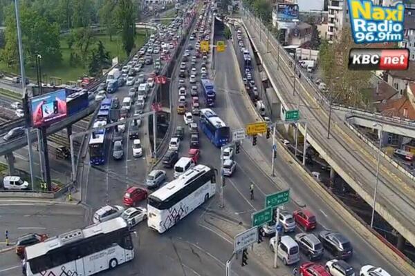 GAZELA, AUTOKOMANDA I PANČEVAC SKROZ ZAKRČENI! Nema igla GDE DA PADNE, SVE STOJI! Kao da je PETAK