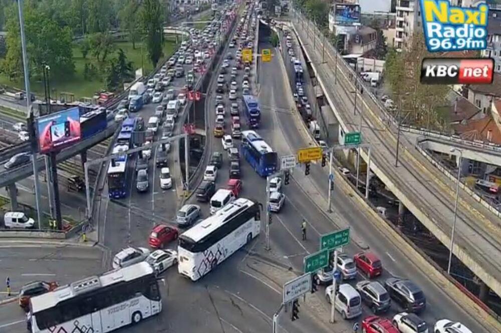 GAZELA, AUTOKOMANDA I PANČEVAC SKROZ ZAKRČENI! Nema igla GDE DA PADNE, SVE STOJI! Kao da je PETAK