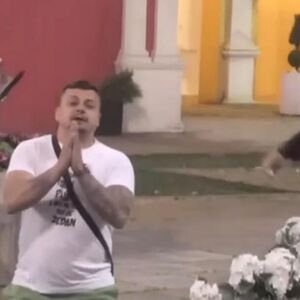 PREOKRET EPSKIH RAZMERA! Nakon AFERE SA DEDOM, Terza pao na KOLENA I OBRATIO SE MILICI! Snimak kruži Srbijom