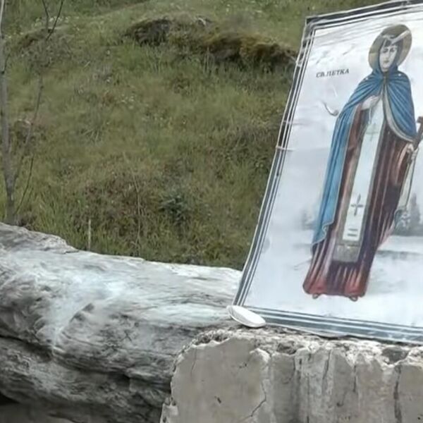 DA LI STE ČULI ZA "NIŠKI OSTROG"? Vernici prolaze kroz njega i tvrde da se DEŠAVAJU ČUDESNE STVARI (FOTO)