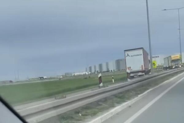 KAMION VOZI U KONTRASMERU NA AUTO-PUTU: Pojavio se novi snimak sa puta u Srbiji, JEZIVO! (VIDEO)