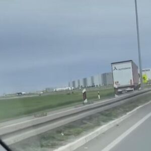 KAMION VOZI U KONTRASMERU NA AUTO-PUTU: Pojavio se novi snimak sa puta u Srbiji, JEZIVO! (VIDEO)