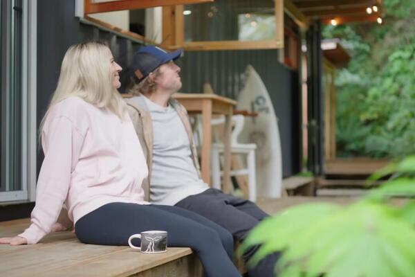 OD POLOVNOG KONTEJNERA NAPRAVILI KUĆICU IZ SNOVA! Pogledajte kako izgleda unutra, ODUŠEVIĆETE SE (VIDEO)