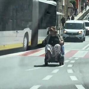 "KO JE OVA DIVA?" Baka u kolicima nasred puta zapalila region, 400.000 ljudi gleda u prizor iz Splita i NE TREPĆE!