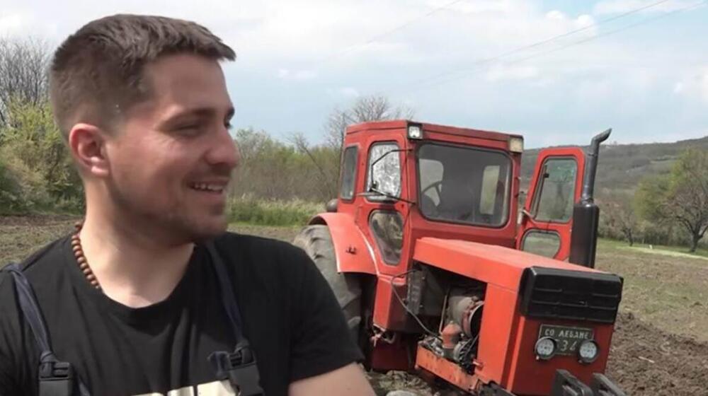 Ekonomista Miloš čim dođe s posla oblači odelo i pravac njiva: Vozi traktor, obrađuje 10 hektara zemlje - kapa dole