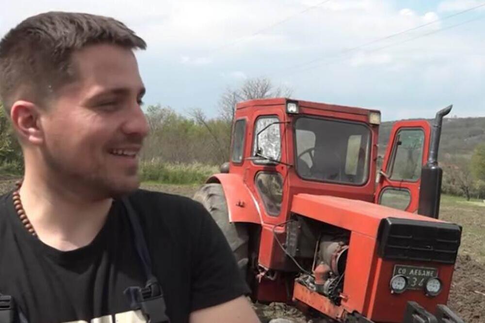 Ekonomista Miloš čim dođe s posla oblači odelo i pravac njiva: Vozi traktor, obrađuje 10 hektara zemlje - kapa dole