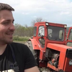 Ekonomista Miloš čim dođe s posla oblači odelo i pravac njiva: Vozi traktor, obrađuje 10 hektara zemlje - kapa dole