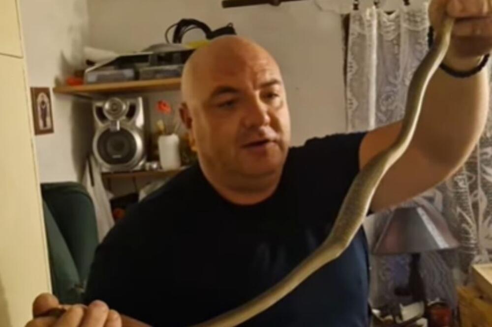 Vladica hvata zmije kao od šale: Pogledajte kakvu je GRDOSIJU ubacio u vreću! Izvukao ju je iz BUNARA! (VIDEO)