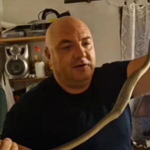 Vladica hvata zmije kao od šale: Pogledajte kakvu je GRDOSIJU ubacio u vreću! Izvukao ju je iz BUNARA! (VIDEO)