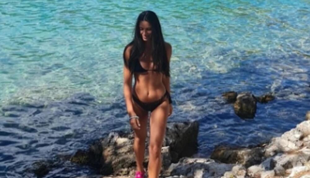 SKINULA SE DRAGANA KOSJERINA, GRUDI U PRVOM PLANU: Čovek ne zna gde pre da gleda, sevaju obline u mini bikiniju!