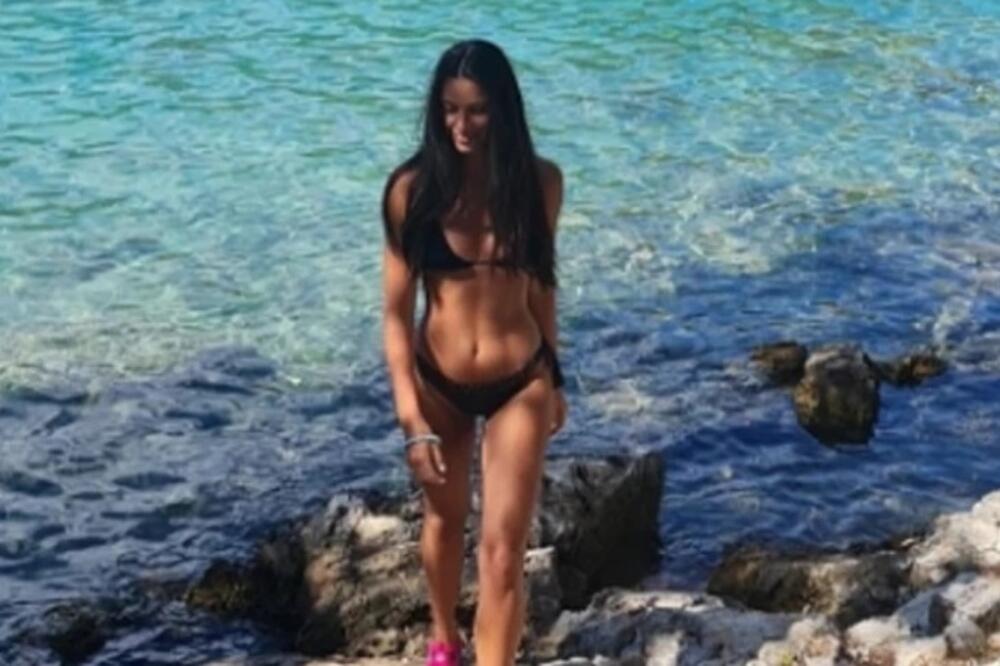 "KOSJERINA, KOSJERINA, ŠTA NAM RADIŠ ŽENO"? Dragana se skinula u ultra mini bikini, a onda objavila sliku s GRUDIMA
