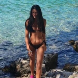 SKINULA SE DRAGANA KOSJERINA, GRUDI U PRVOM PLANU: Čovek ne zna gde pre da gleda, sevaju obline u mini bikiniju!