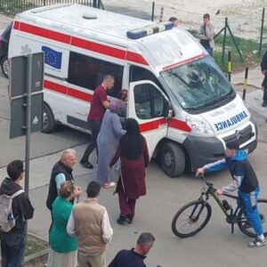 Drama ispred bolnice u Bijelom Polju: Mladić napao medicinskog tehničara, gurao ga i udarao pesnicama u glavu