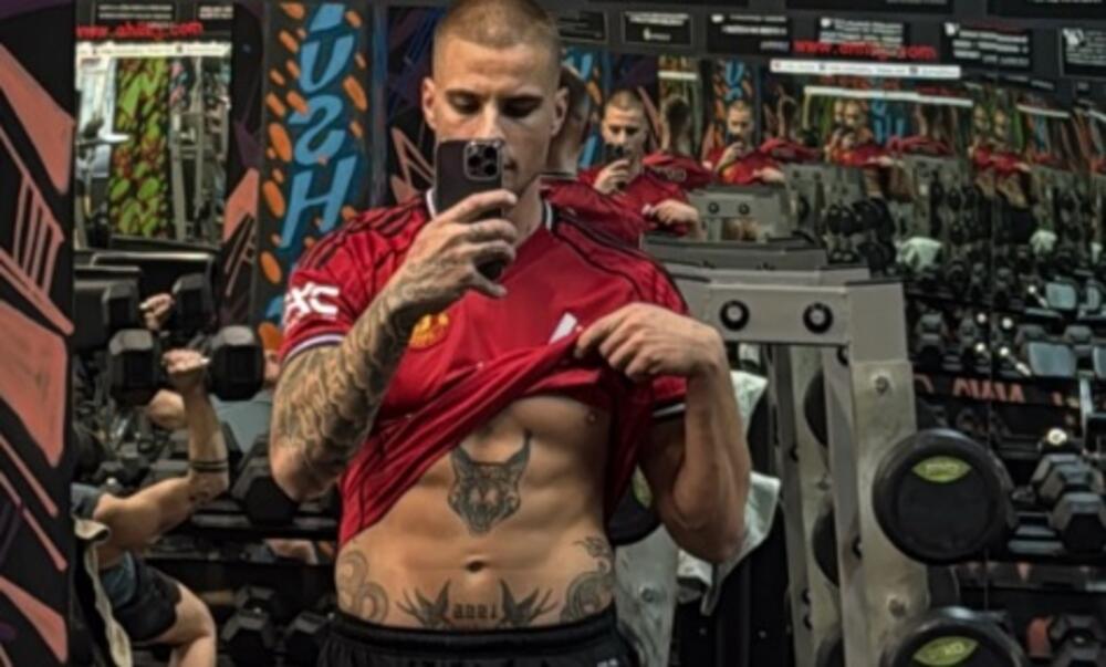 OD 4 DO POLA 7: 20 godina mlađi dečko Dare Bubamare snima pesmu, EVO KAKO ZVUČI, izvadio i veliki METAR ispred sebe