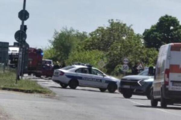 PRVE SLIKE SA MESTA NESREĆE KOD ODŽAKA: Sumnja se da je VOZAČU POZLILO, pa PREŠAO U SUPROTNU TRAKU (FOTO)