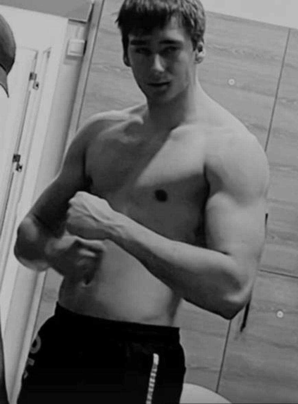 "KAO OD BREGA ODVALJEN": HARIS DAO SINU SAVET, ON SE SADA SKINUO GO! Vilice pale - A MAJKA GA NE POZNAJE