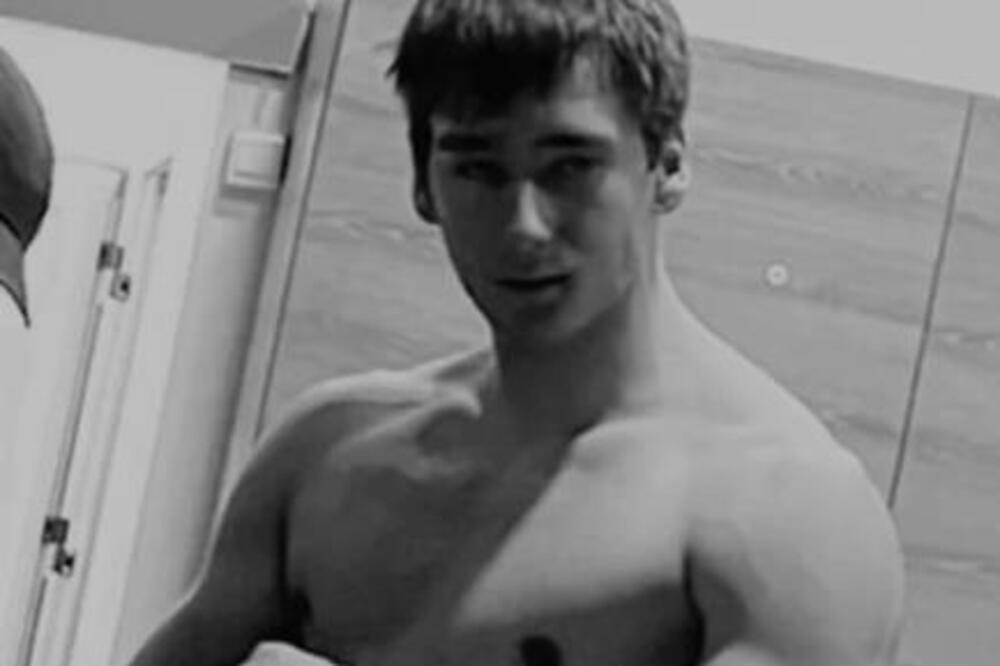 "KAO OD BREGA ODVALJEN": HARIS DAO SINU SAVET, ON SE SKINUO GO! Vilice pale, A MAJKA GA "NE POZNAJE"