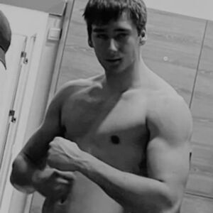 "KAO OD BREGA ODVALJEN": HARIS DAO SINU SAVET, ON SE SADA SKINUO GO! Vilice popadale - A MAJKA GA IGNORIŠE