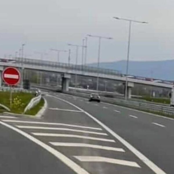 UPOZORENJE ZA VOZAČE NA MORAVSKOM KORIDORU! Vozilo UPRAVO JURI u suprotnom smeru! (FOTO)