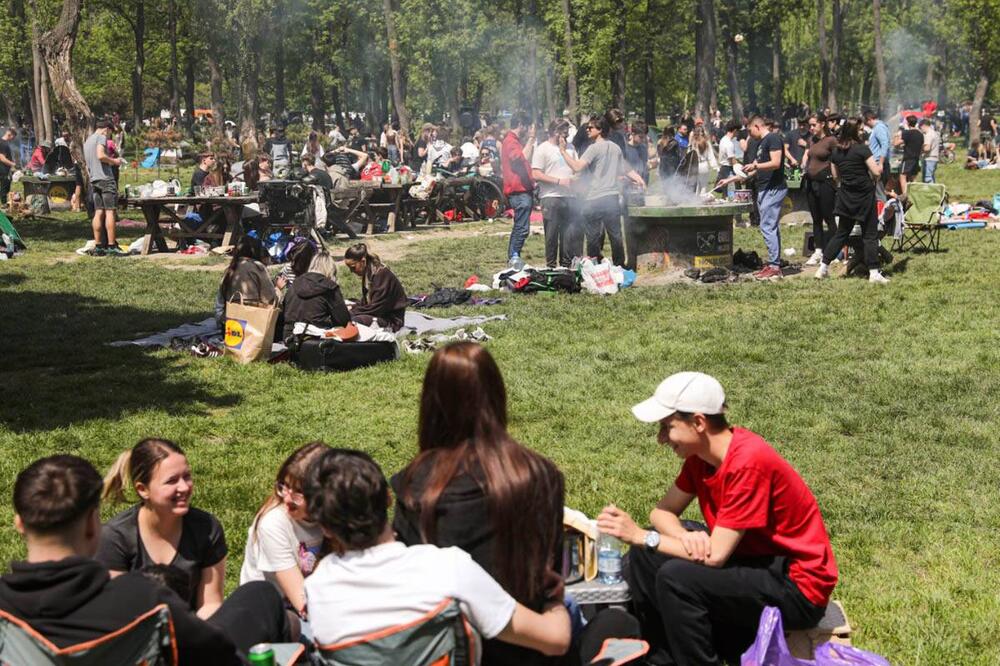 NA ADI NEMA GDE IGLA DA PADNE ZA PRVI MAJ! Atmosfera samo puca, pogledajte i sami (FOTO)