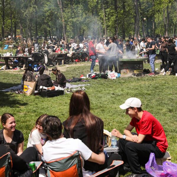 NA ADI NEMA GDE IGLA DA PADNE ZA PRVI MAJ! Atmosfera samo puca, pogledajte i sami (FOTO)