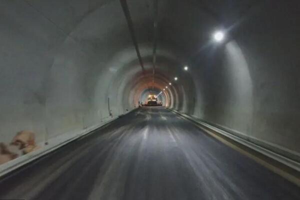 Svaki dan prolazite kroz ovaj tunel, ali jedan detalj svima promiče! Na desnoj strani stoji skriven natpis o...
