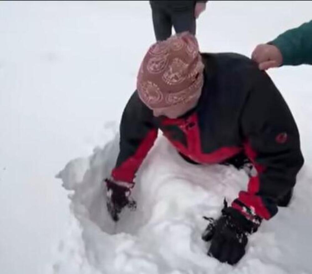 "Maj, a zima ne odustaje" Sneg veje li veje u ovom mestu, ljudi u neverici - napadao kao da je januar! (VIDEO)