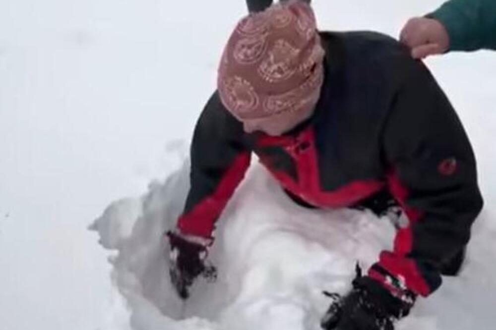 "Maj, a zima ne odustaje" Sneg veje li veje u ovom mestu, ljudi u neverici - napadao kao da je januar! (VIDEO)