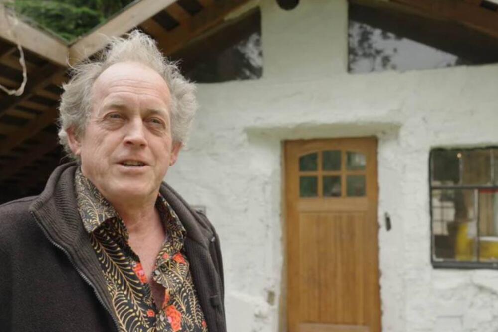 Napustio grad i otišao da živi na ostrvo: Ne plaća struju ni vodu, ono što radi sa otpadom će vas šokirati (VIDEO)