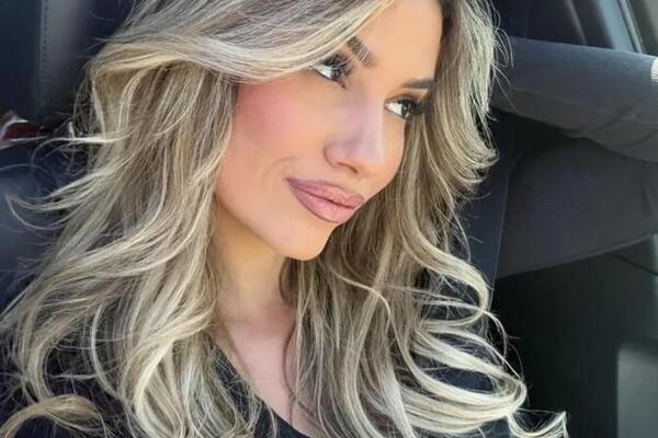 DA LI JE OVO MLAĐA SESTRA RADE MANOJLOVIĆ ZA KOJU NISMO ZNALI? Toliko liče da je nerealno, slike zapalile mreže